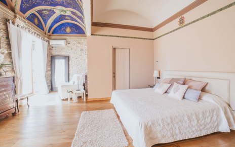 Suite Menta: dormitorio principal con terraza y vistas al mar